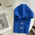 Detailansicht eines kuscheligen blauen Strick Balaclava Kapuzenschals mit Knöpfen im Winter. - Höhe 39 Breite 21 / Dunkelblau
