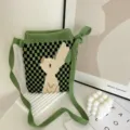 Groen-zwarte gebreide crossbodytas met schattig wit konijnenpatroon, gedetailleerde weergave. - Stijl 1 / Eén maat / Groen Zwart Raster Wit Konijn