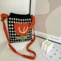Gebreide schoudertas met leuk oranje tulp motief en stijlvolle zwart-witte ruitjes print. - 3# / Eén maat / Zwart Wit Raster Oranje Tulp