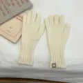 Vista detallada de guantes de invierno en punto cálido, beige liso, puños largos y acanalados. - Blanco