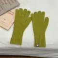 Detalle de guantes de invierno de punto verde, textura de lana suave con puños largos. - Verde Hierba