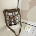Gebreide schoudertas gedetailleerd overzicht, schattig berenmotief en ruitjes, tas. - Blauw Wit Bruin Raster Tekenfilm Beer