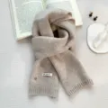 Ζεστό πλεκτό μάλλινο κασκόλ σε μπεζ χρώμα για τον χειμώνα, μονόχρωμο και κομψό. - 160x19cm / Ανοιχτό γκρι