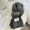 Dunkelgrauer Strickschal Detail, kuscheliger warmer Winterschal Halswärmer Accessoire Nahaufnahme. - Dunkelgrau