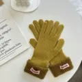 Nahaufnahme von Strickhandschuhen mit Plüschbündchen und rosa Etikett, Texturdetail. - Senfgelb (06#)