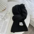 Schwarzer Strickschal für Damen, gemütlicher Winter-Halswärmer mit Vintage-Etikett. - Schwarz