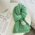 Grüner Rippstrick Schal für Damen, gemütlicher warmer Winterschal, stilvolles Alltagsaccessoire. - Grün