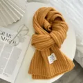 Gelber Strickschal für Damen, warmer Rippstrick Schal mit Etikett Design für kalte Wintertage. - Kurkuma
