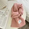 Schicker rosa Strickschal Detail, kuschelige Rippstruktur mit vintage Webetikett. - Rosa (Breit Gerippt)