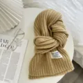 Detailaufnahme des khaki gerippten Damen Winter Schals, kuscheliger warmer Halswärmer. - Khaki Braun