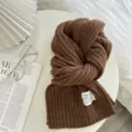 Brauner Strickschal Detailansicht, gemütliche Rippenstruktur, elegantes Winteraccessoire. - Braun