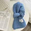Detailansicht des kuscheligen blauen Strickschals mit weicher Wolle und Winterwärme. - Blau
