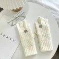 Weißer Strick-Fäustling Detailansicht, weiche Zopfstrickstruktur mit warmen Rippbündchen. - Einheitsgröße / Flip-Top Fingerlos Stil / Weiß