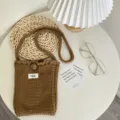 Detailansicht der handgemachten Strick Handytasche, süße braune Mini Wolle Umhängetasche. - Braun (7#)