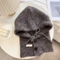 Vue détaillée de la cagoule en tricot gris foncé, accessoire d'hiver chaud et douillet. - Taille unique / Taupe Foncé