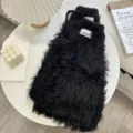 Vue détaillée de jambières duveteuses noires, texture tricot en fausse fourrure pour l'hiver. - 40cm x 26cm / Noir