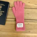 Vue détaillée des gants d'hiver chauds à cinq doigts en laine tricotée rose tactile. - 30*10cm / Rose