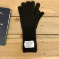 Vue détaillée de gants en tricot de laine noire chaude d'hiver avec étiquette rétro. - 30*10cm / Noir