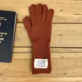 Vue détaillée des gants en laine tricotée marron dotés d'une élégante étiquette blanche au poignet. - 30*10cm / Caramel Brun