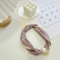 Elegante mauve zijden sjaalketting met parels en magnetische sluiting, chique halsdoek. - Met Parelketting / Roze Paars