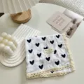 Pañuelo cuadrado de algodón con estampado de corazones negros y encaje, diadema o bufanda. - Pañuelos de bolsillo - 1