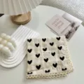 Pañuelo cuadrado de algodón con estampado de corazones negros y encaje, bufanda estilo vintage chic. - Pañuelos de bolsillo - 3