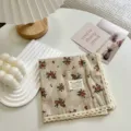 Detalle de primer plano de pañuelo cuadrado de algodón floral vintage con encaje. - Pañuelos de bolsillo - 4