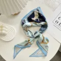 Elegante lichtblauwe zijden driehoekssjaal met klassieke vintage ruiterkoets-print voor vrouwen. - Driehoekige Sjaal 14