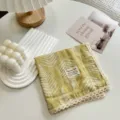 Sciarpa quadrata in cotone con pizzo floreale, elegante bandana gialla da donna. - Foulard 14