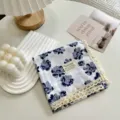 Dettaglio del fazzoletto quadrato floreale in cotone con delicato bordo in pizzo, stile vintage. - Foulard 12