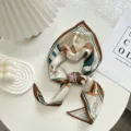 Chique zijden sjaal met elegante ruiterprint, veelzijdige halsdoek en haaraccessoire. - Driehoekige Sjaal 12