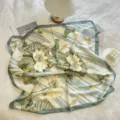 Vintage Franse zijden vierkante sjaal met elegant lotusbloemprint, groot formaat, chic accessoire. - Vierkante Sjaal 10