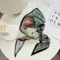 Trendy zijden driehoeken sjaal met patchwork print als stijlvolle halsdoek of haarband. - Driehoeksdoek-10