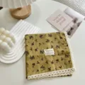 Fazzoletto in cotone floreale con bordo in pizzo, trama fine e dettagliata etichetta. - Foulard Quadrato 7