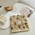 Vista dettagliata di fazzoletto floreale in cotone vintage con delicato bordo in pizzo. - Fazzoletti da taschino - 5