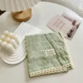 Foulard quadrato in cotone verde con delicato bordo in pizzo bianco e design letterario. - Foulard 15