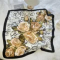 Retro Franse stijl grote vierkante sjaal met vintage bloemenprint en chique zwarte rand. - Vierkante Sjaal 15