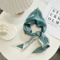Gedetailleerd overzicht van de elegante groene zijden driehoekssjaal met stijlvolle print. - Driehoekige Sjaal 15