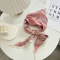 Roze zijden sjaal driehoek mode haarband elegante paard print gedetailleerd aanzicht - Driehoekige Sjaal 16