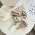 Detailopname van een chique beige bedrukte zijden sjaal met schattige konijnenmotieven. - Driehoekige Sjaal 18