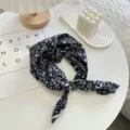 Detalle de pañuelo cuadrado de algodón estampado, elegante accesorio para cuello y pelo. - Pañuelo 16