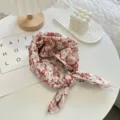Vista detallada del pañuelo vintage de algodón con flores, ideal como bufanda o accesorio para el pelo. - Pañuelo 15