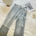 Chic jeans in denim azzurro chiaro abbinati a una gonna grembiule in pizzo trasparente con fiocco. - Pantaloni e gonne / Mezza Gonna 6