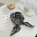Μικρό βαμβακερό φουλάρι μαύρο άσπρο κεφαλιού λεπτομέρεια κοντινή λήψη όμορφο - Μαντηλάκια τσέπης - 5