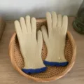 Accoglienti guanti in maglia con polsini blu e bottone metallico, ideali per l'inverno freddo. - Taglia unica / Beige