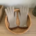 Accoglienti guanti in maglia con polsini smerlati a contrasto e bottone, caldi guanti invernali. - Taglia unica / Khaki