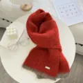 Écharpe tricotée rouge bicolore confortable avec étiquette métallique, accessoire chic. - Rouge