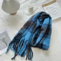 Cómoda bufanda de invierno a cuadros azul y marrón con flecos, detalle de ropa cálida. - Azul