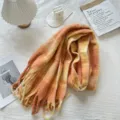 Acogedora bufanda de cuadros vintage otoño invierno, chal largo flecos anaranjado. - Naranja