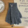Gants en tricot chaud d'hiver en gris uni avec détail de bouton chic pour les femmes - 23cm x 8cm / Gris Foncé
